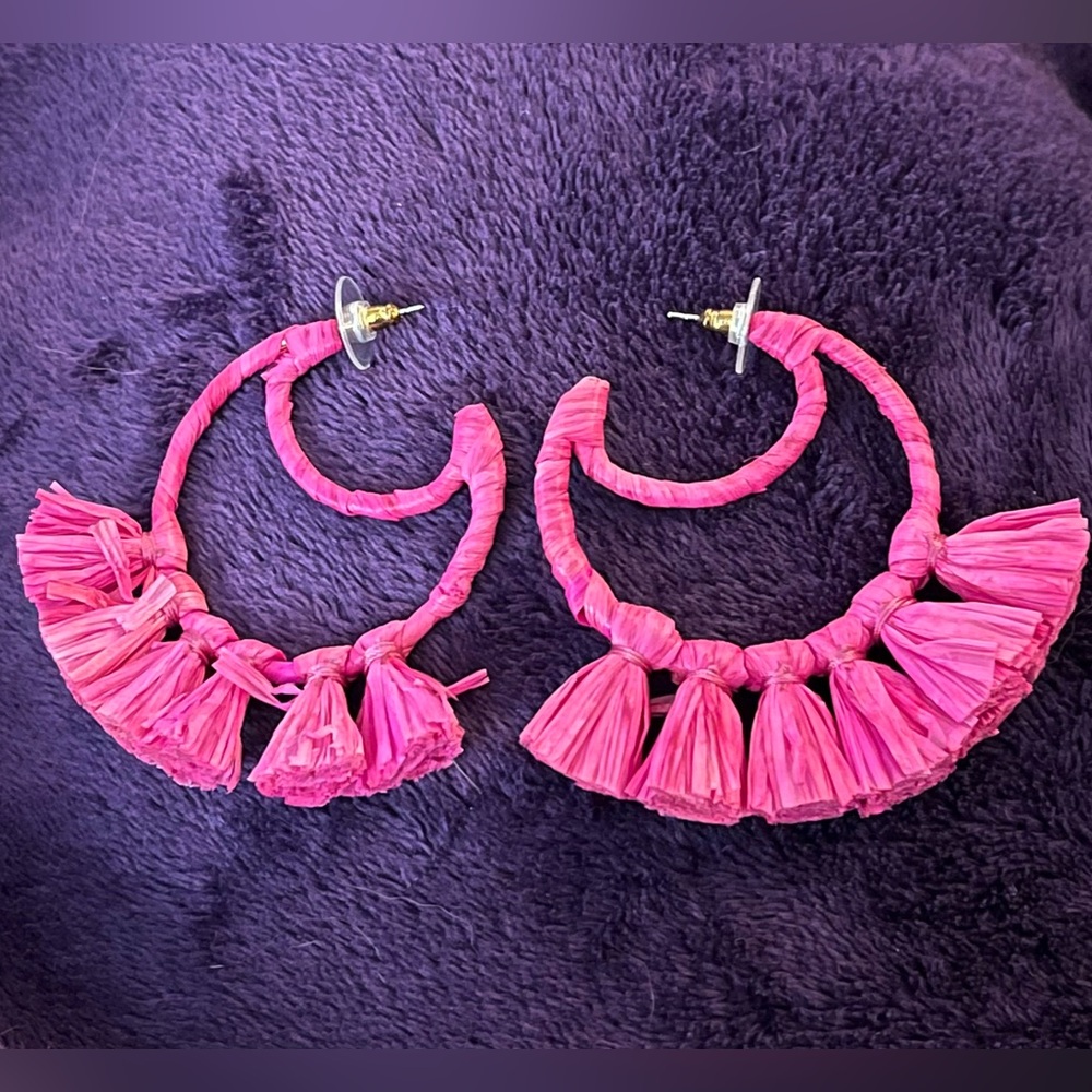 🆕Adorable hot pink tasseled 3/4 hoop post earrings. NIB.
